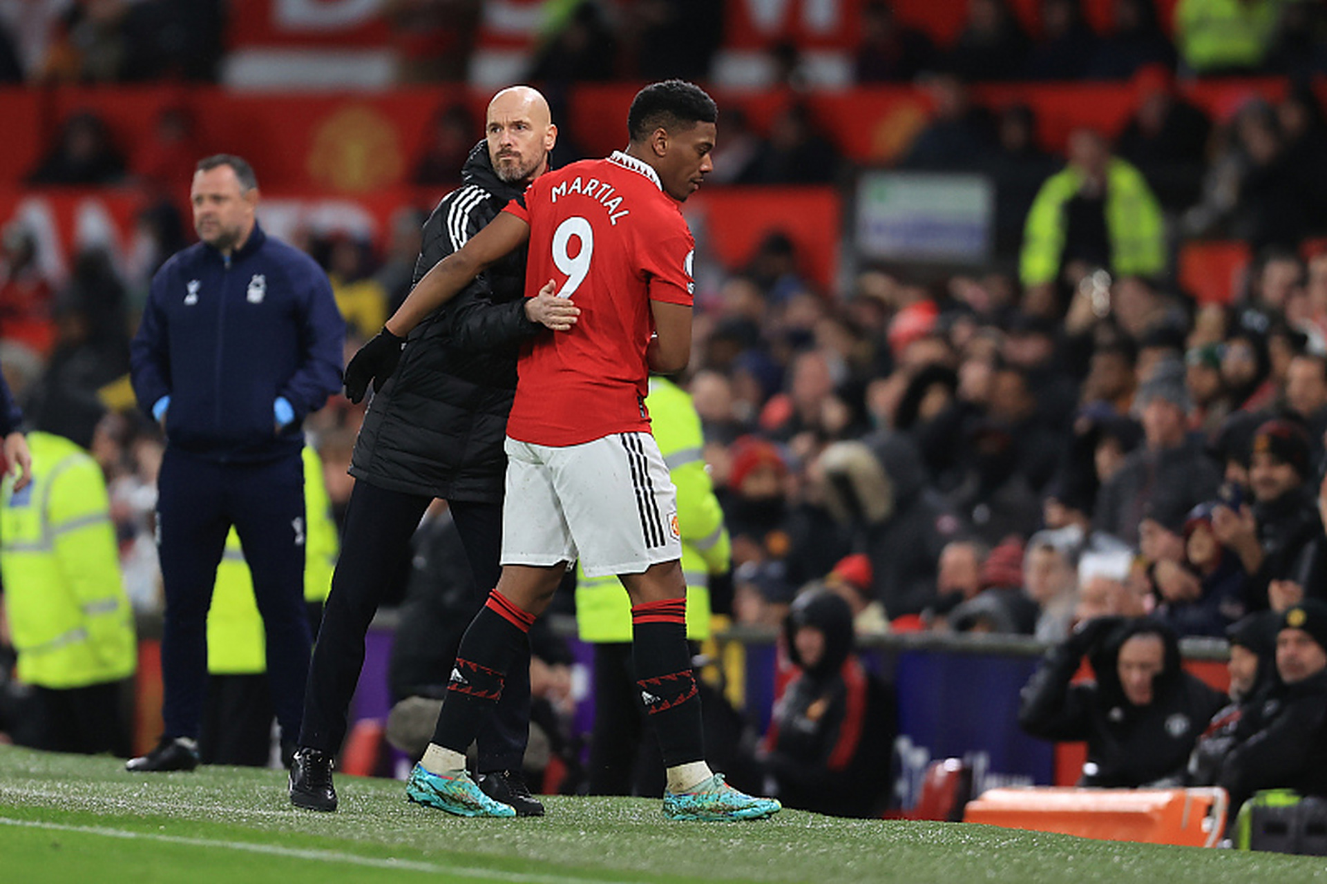 包含皇马客场惜败曼联，马夏尔首开纪录的词条