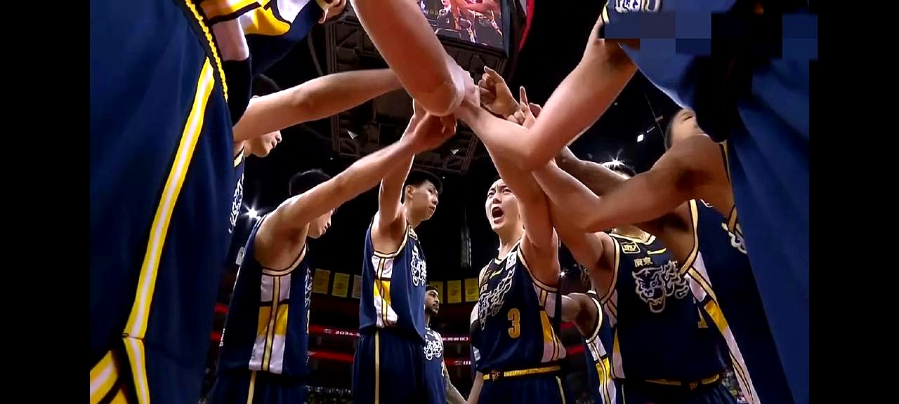 包含强强对话！篮球联赛强队交锋场面激动人心的词条