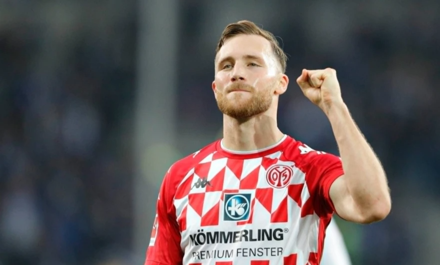 包含柏林联合主场大胜美因茨，取得三连胜的词条