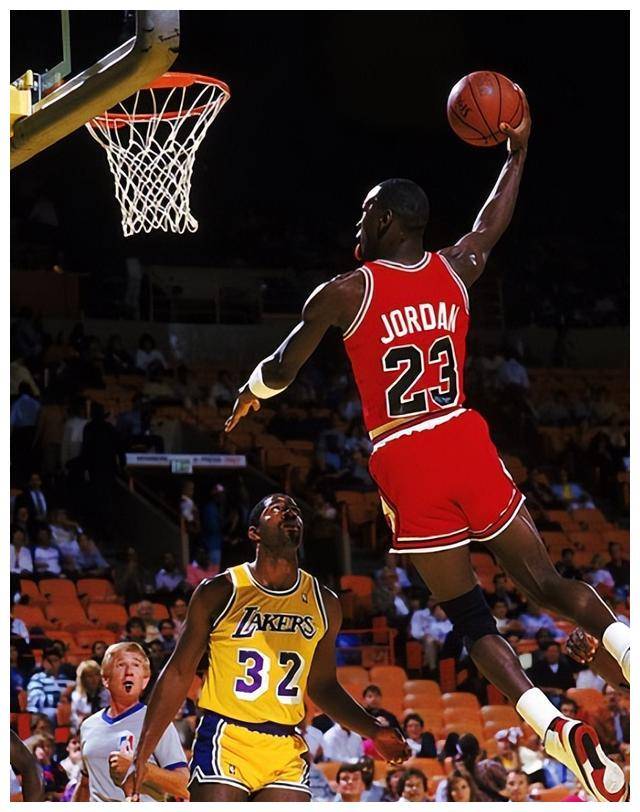 包含NBA历史上的今天：乔丹再次破纪录荣登得分王巅峰的词条