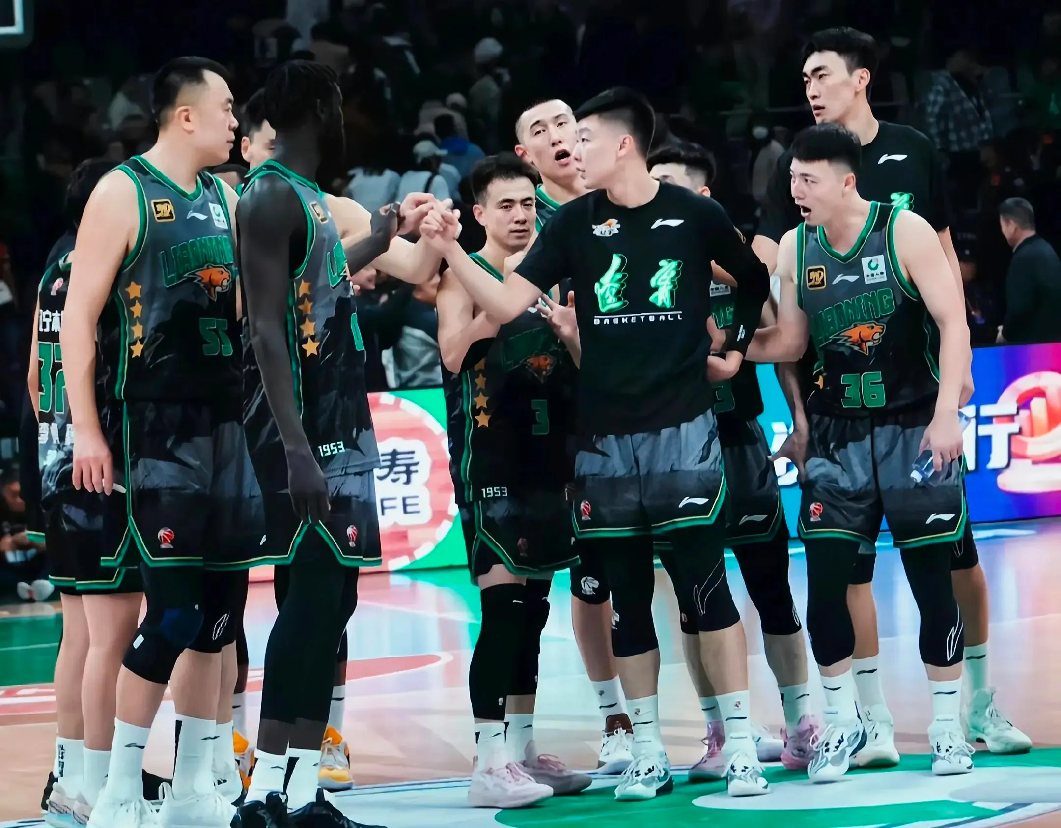 辽宁男篮凭借团队合作击败江苏队