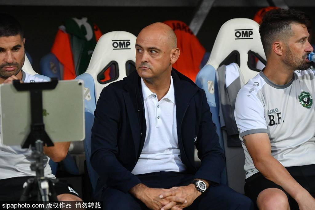 包含欧洲国家足球赛备战期间训练紧张有序的词条