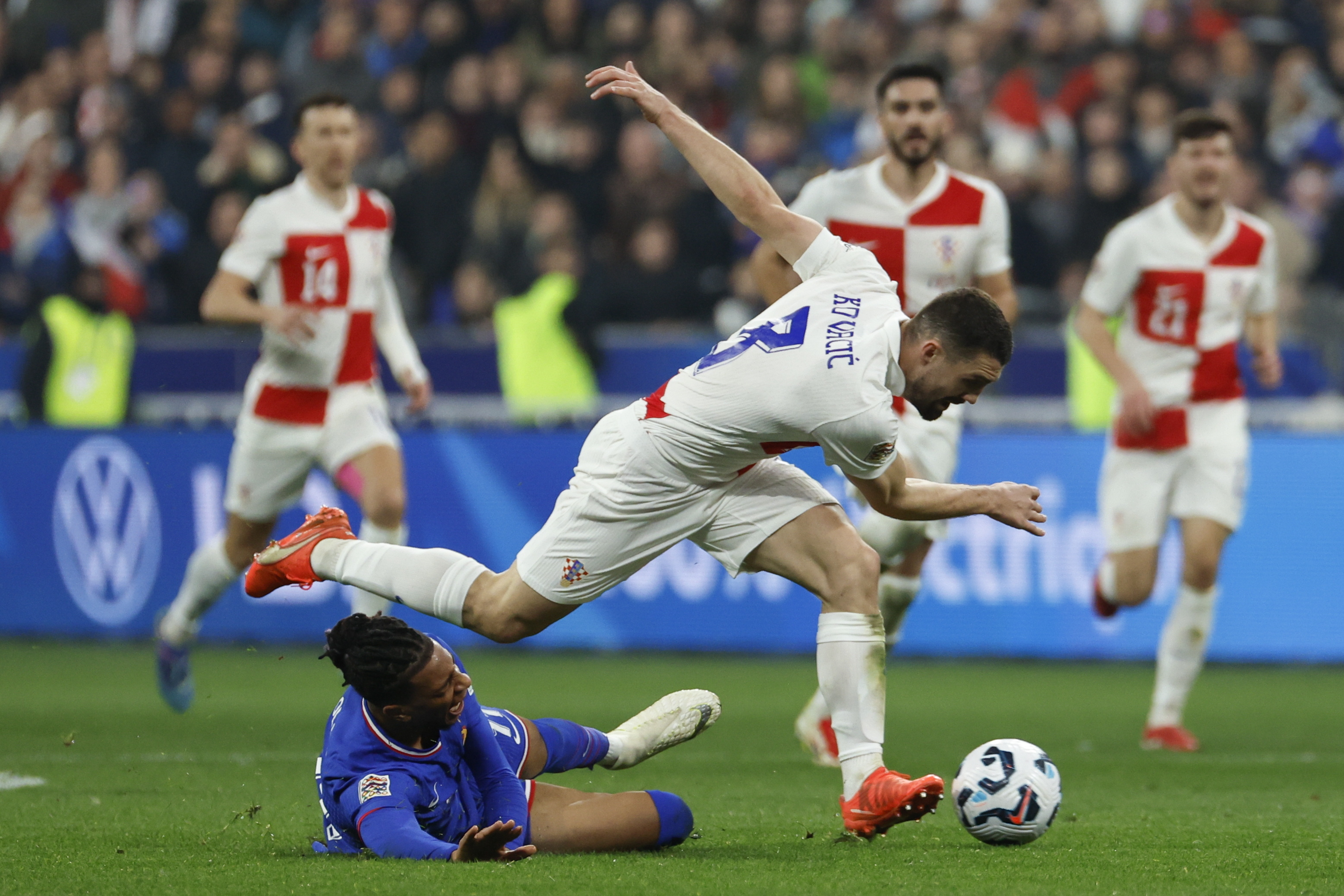 包含欧洲国家足球赛备战期间训练紧张有序的词条