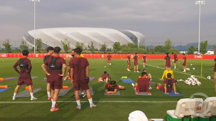 关于经验丰富的球队积极备战，争取胜利保持领先优势的信息