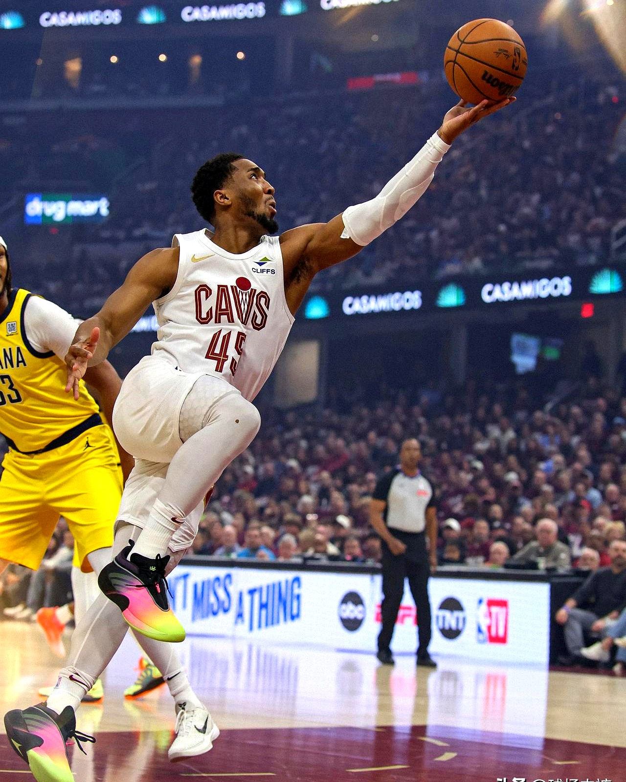 包含米切尔再度亮相篮球舞台,台风队蝉联总冠军的词条 包含米切尔再度亮相篮球舞台,台风队蝉联总冠军的词条