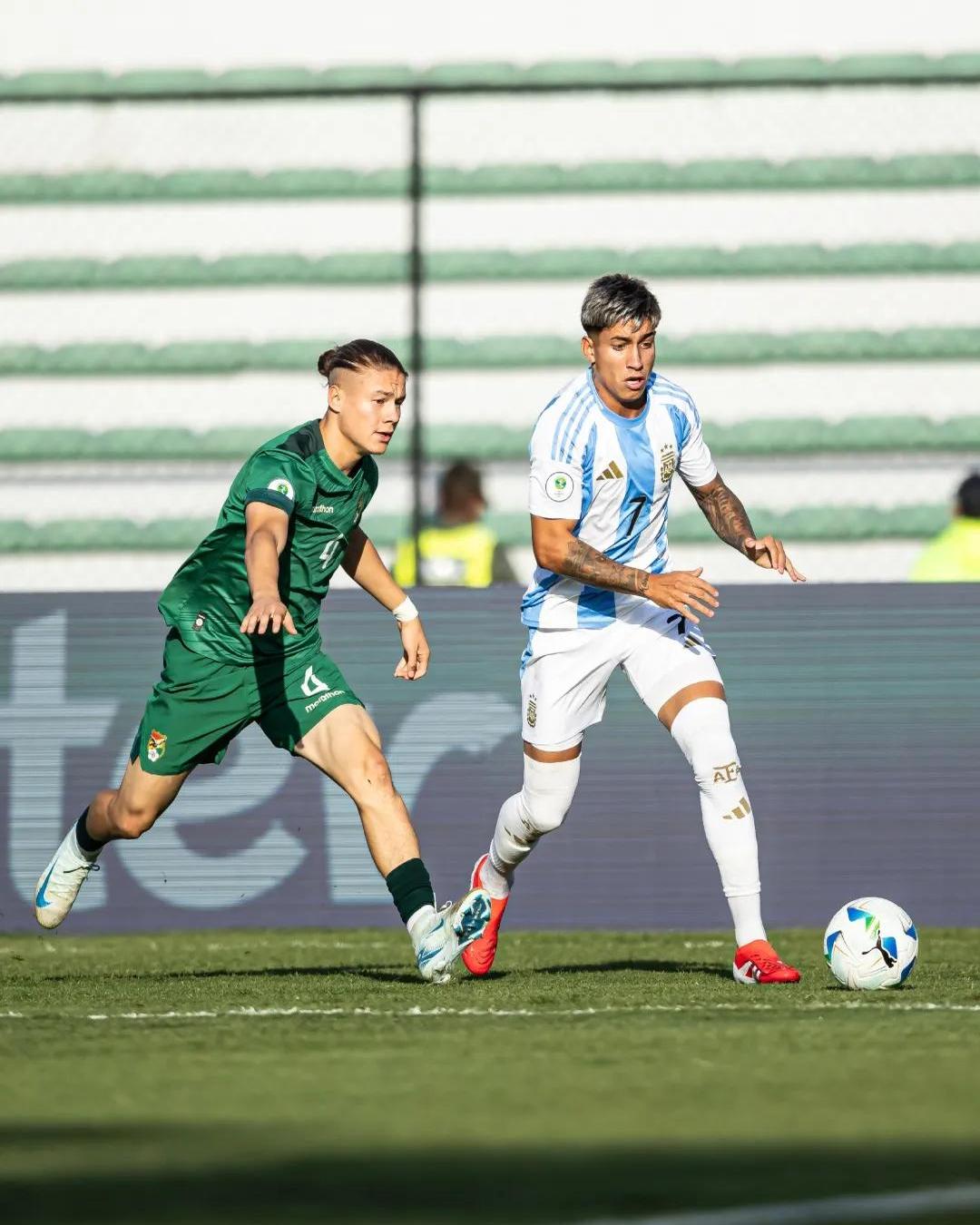 包含南美足球明星在比赛中闪光，阿根廷队晋级四强的词条