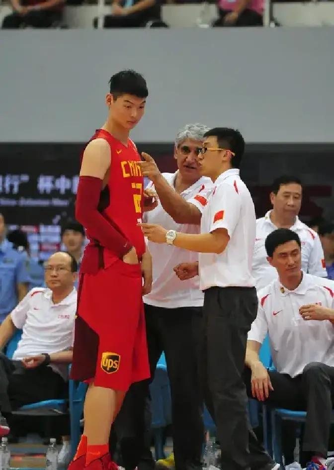 包含重庆斩获关键胜利，豪取三分助力晋级的词条