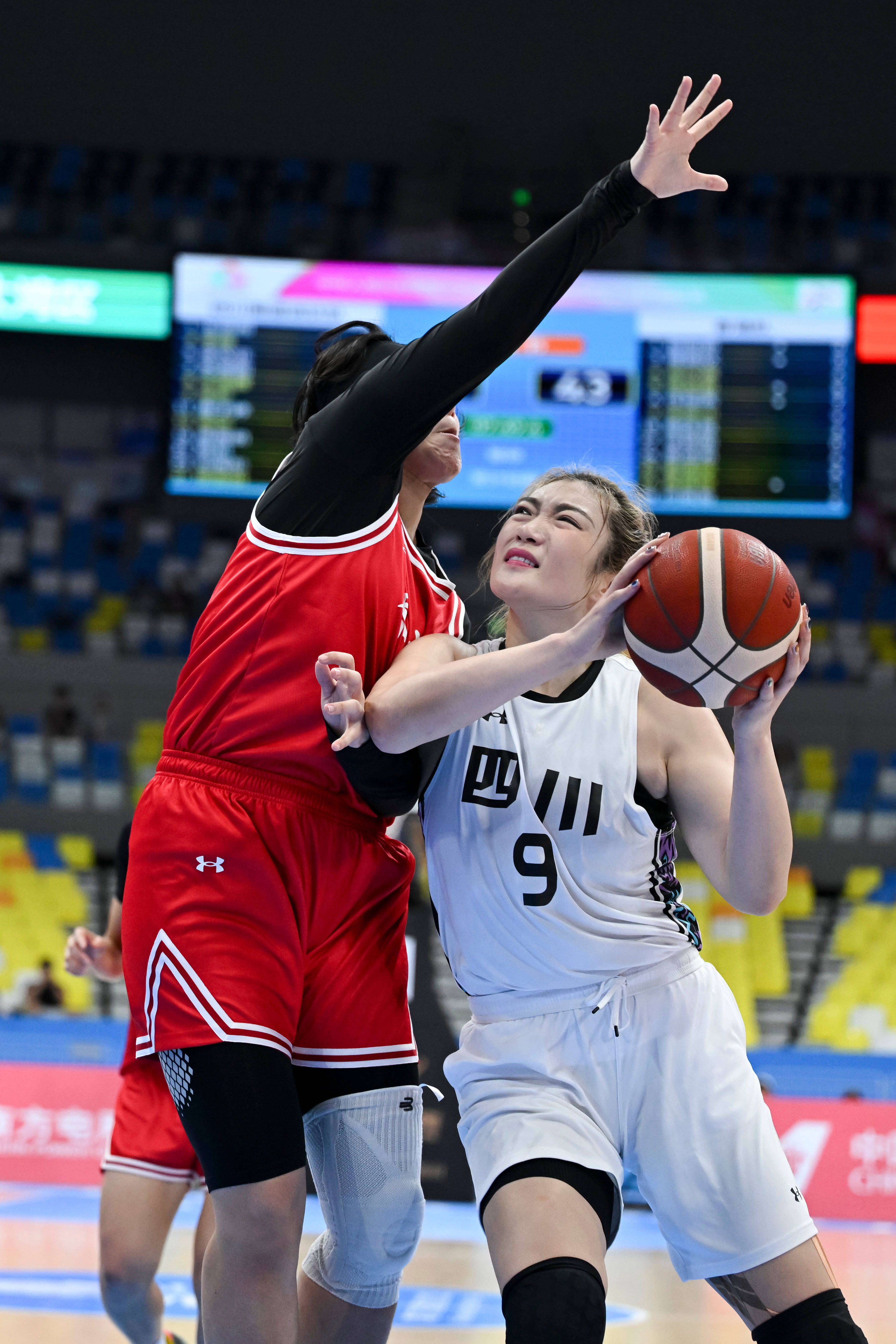 LOL英雄联盟赛事指南-女子篮球联赛球队在最新比赛中杀出重围