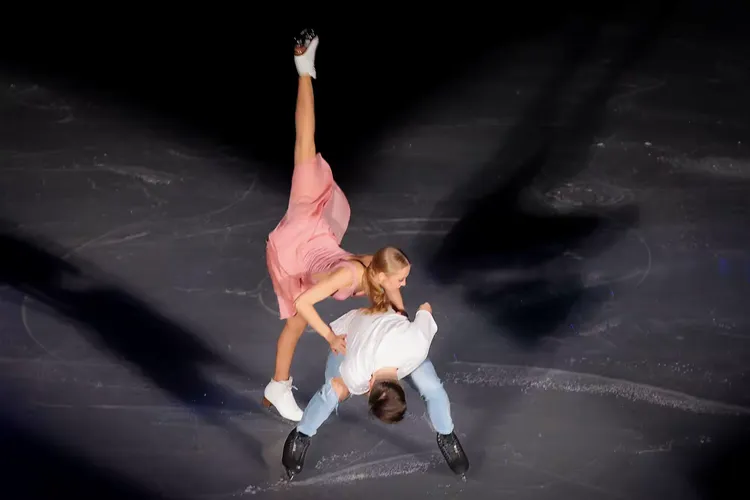 包含双人默契：荷兰花样滑冰选手默契配合获胜的词条