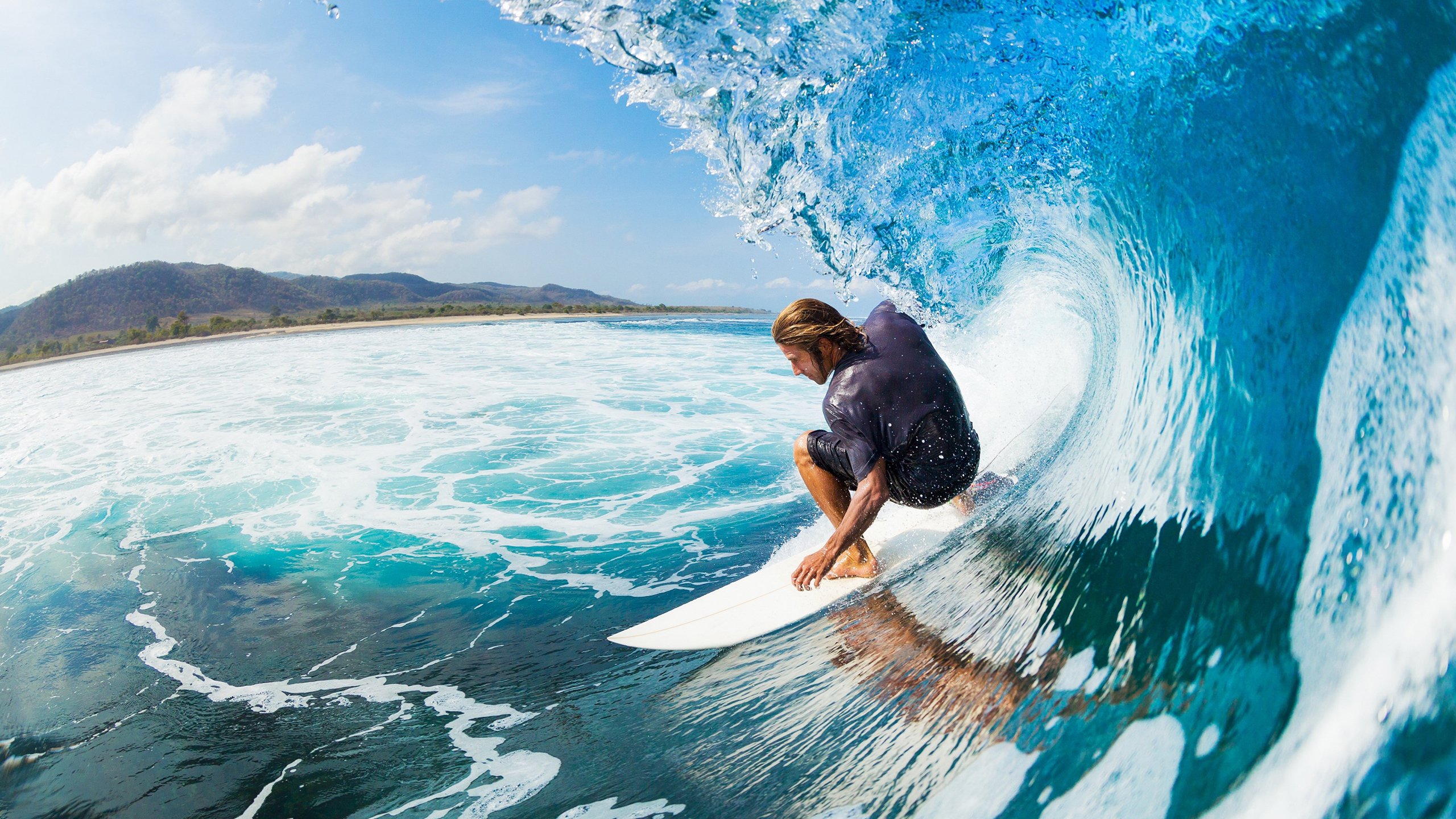 引擎轰鸣与城市霓虹，F1街道赛之夜，马克西的里程碑时刻