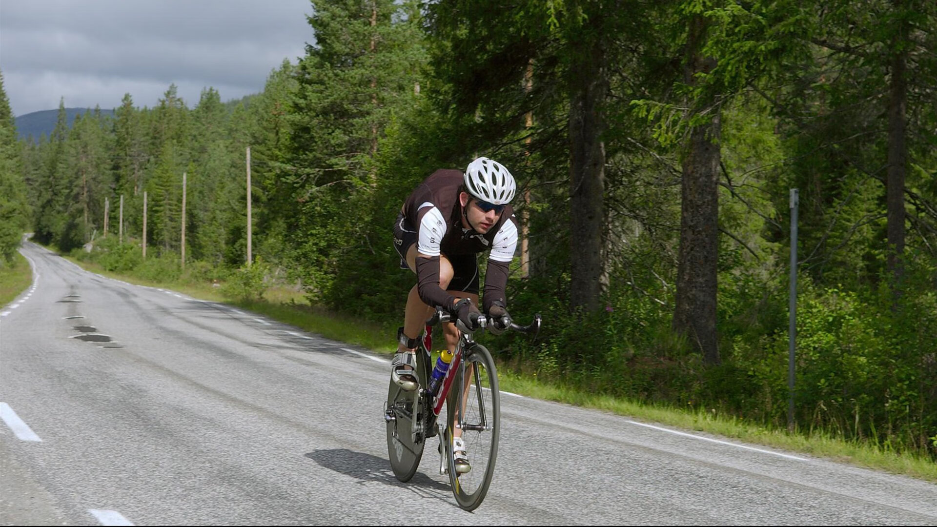 赛道上的魔法师,哈利伯顿在F1揭幕战之夜点燃赛场