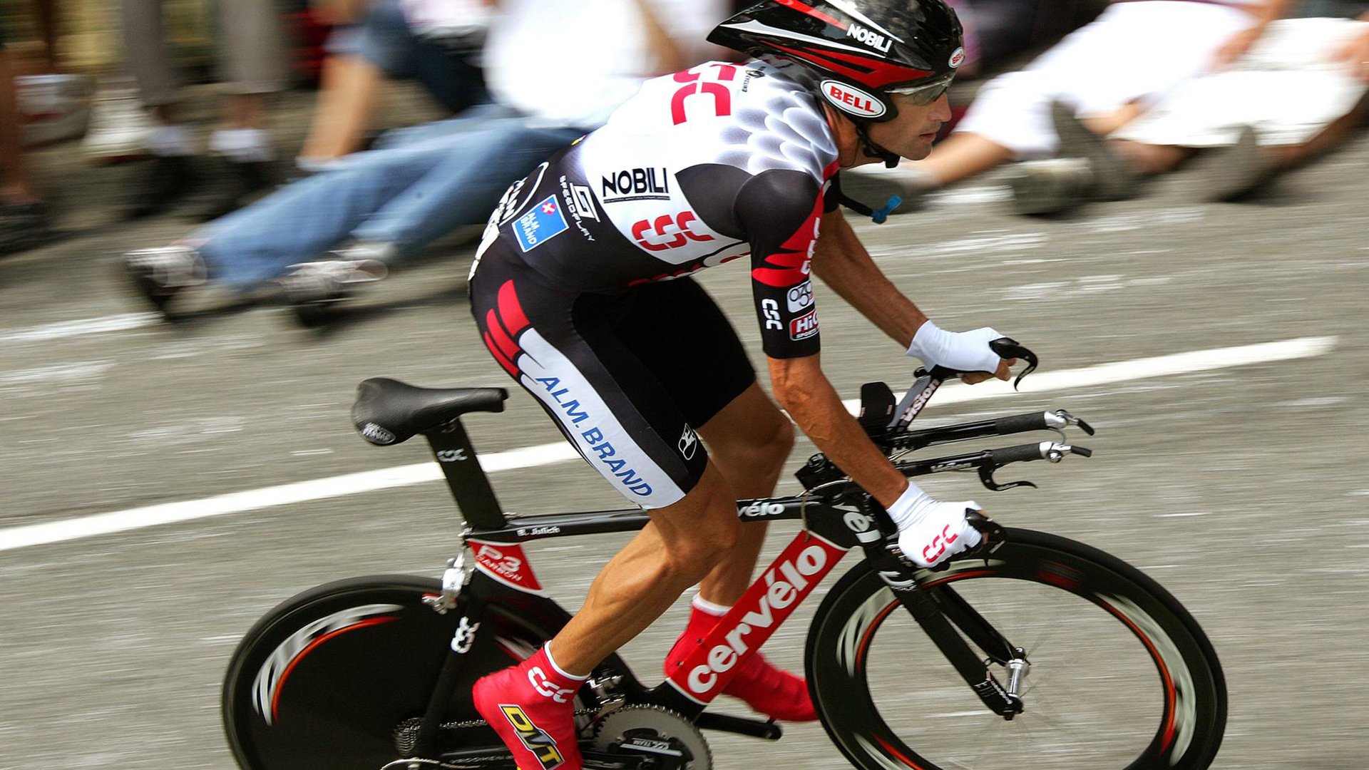 赛道奇迹，红牛二队险胜梅赛德斯，塞恩斯统治全场